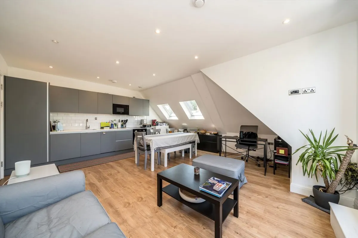 Flat Gunnersbury Avenue in Greater London
