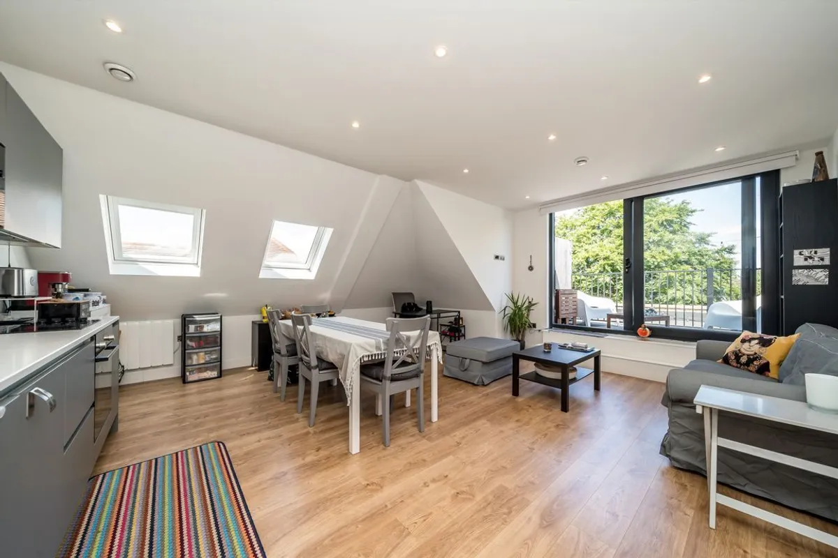 Flat Gunnersbury Avenue in Greater London