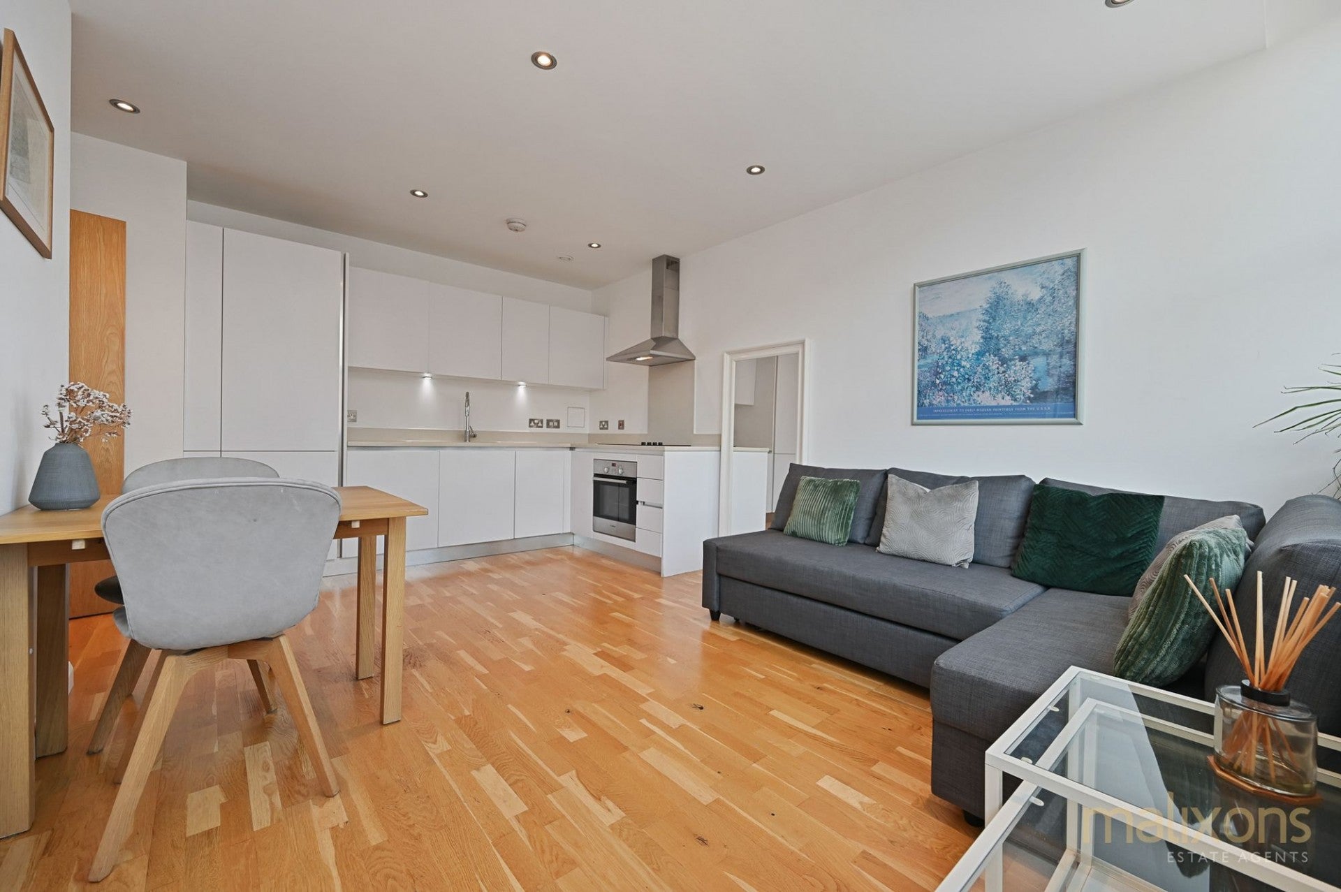 Flat Streatham High Road in Greater London