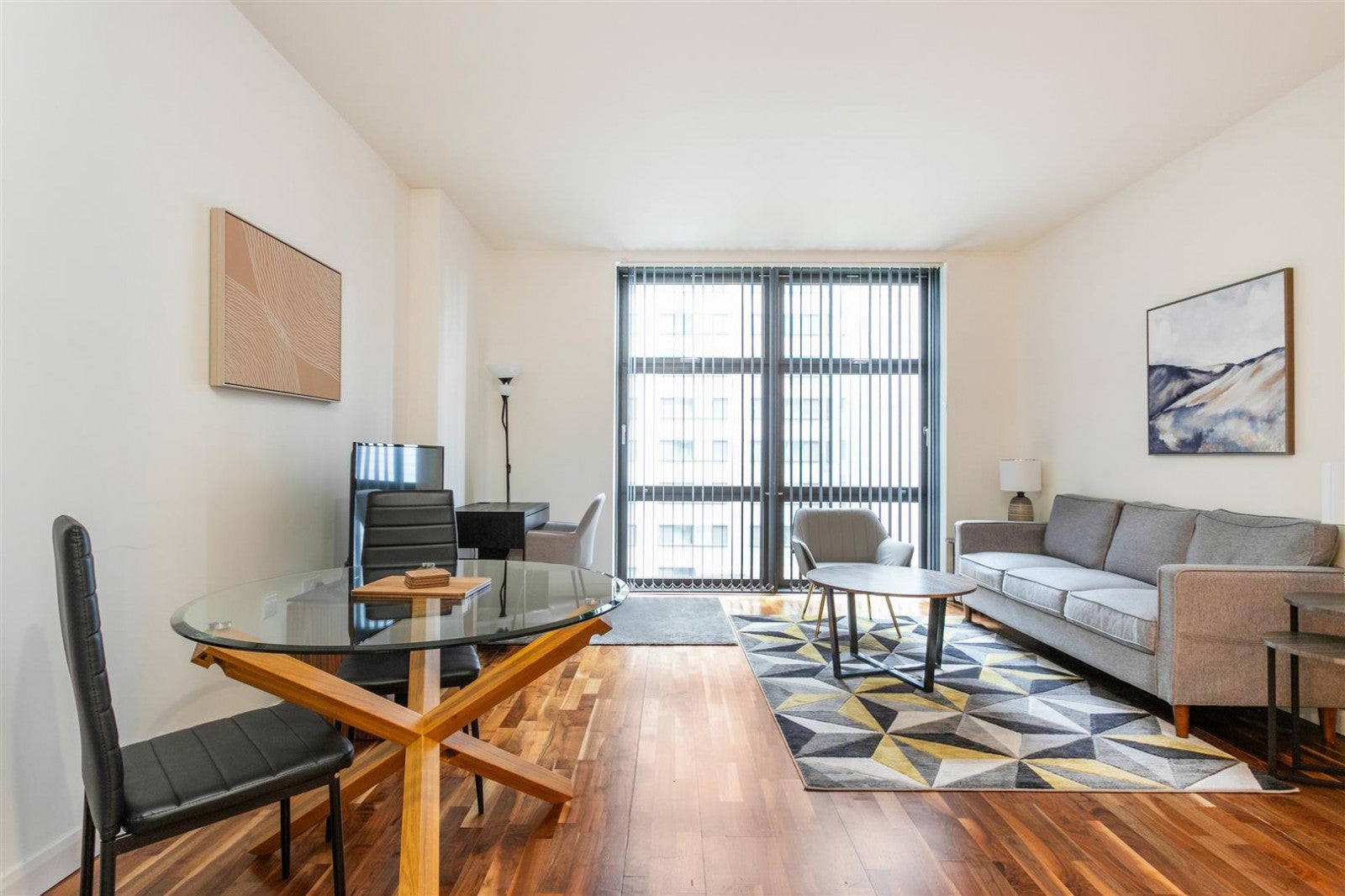 Flat South Quay Square in Greater London