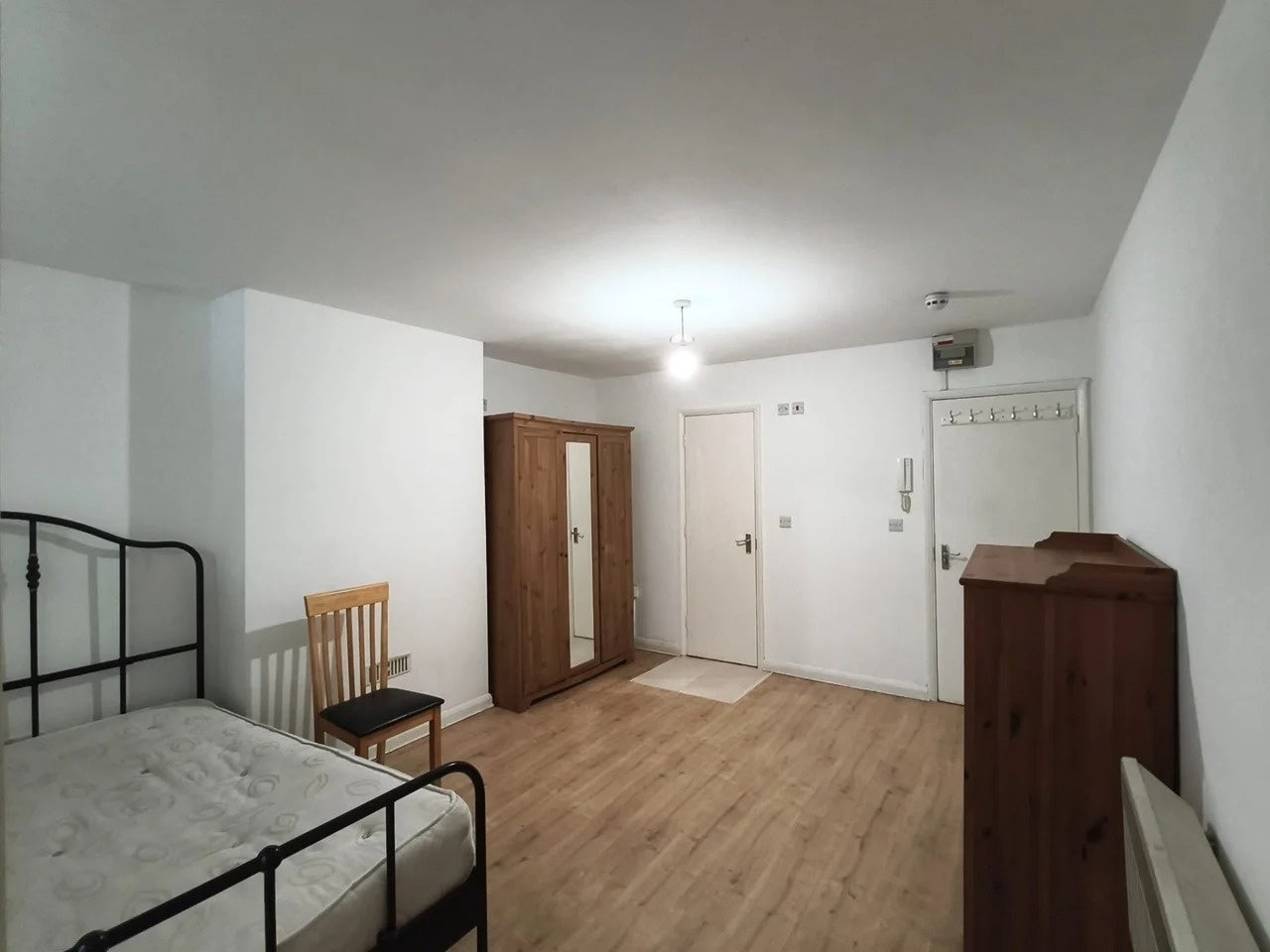 Flat Heathfield Gardens in Greater London