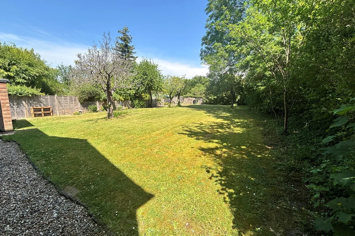House Grove Road in Dacorum