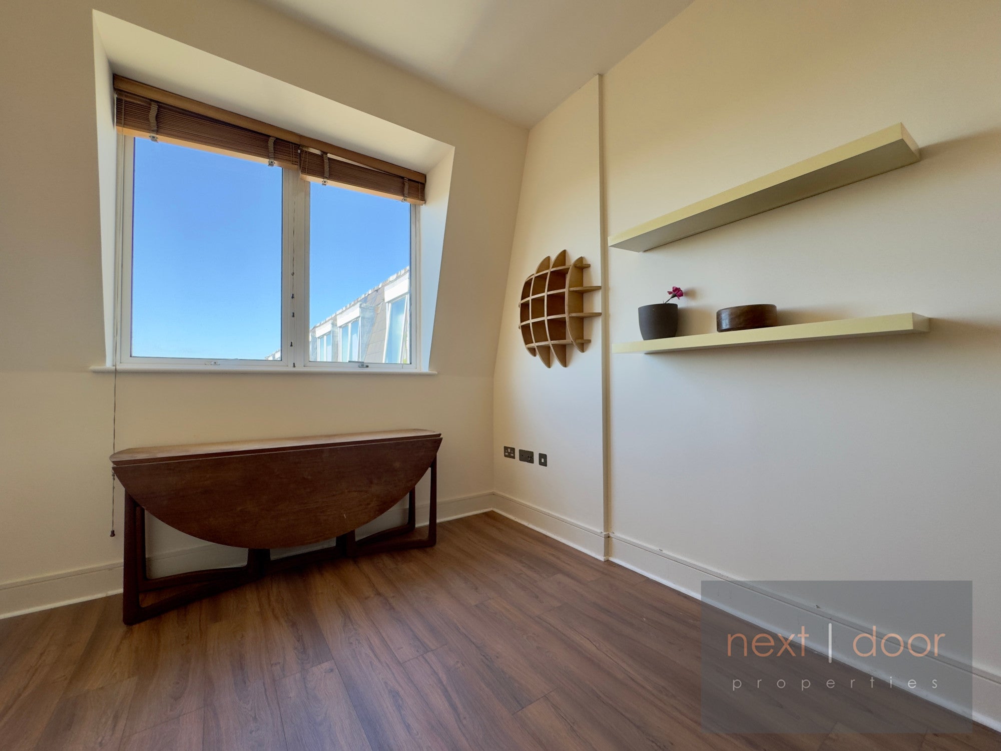 Flat Peckham Grove in Greater London