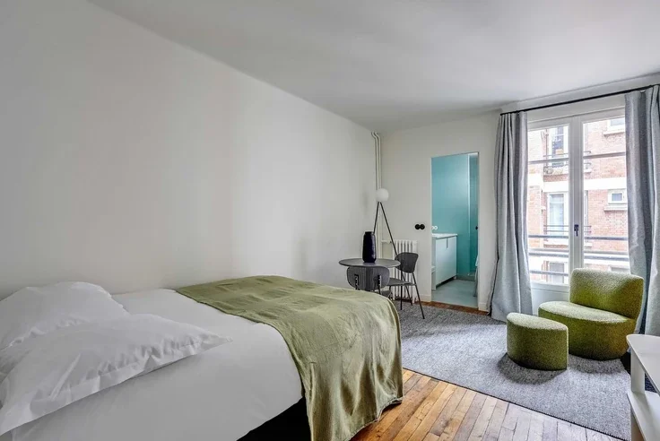 Flat Rue Mansart in Paris
