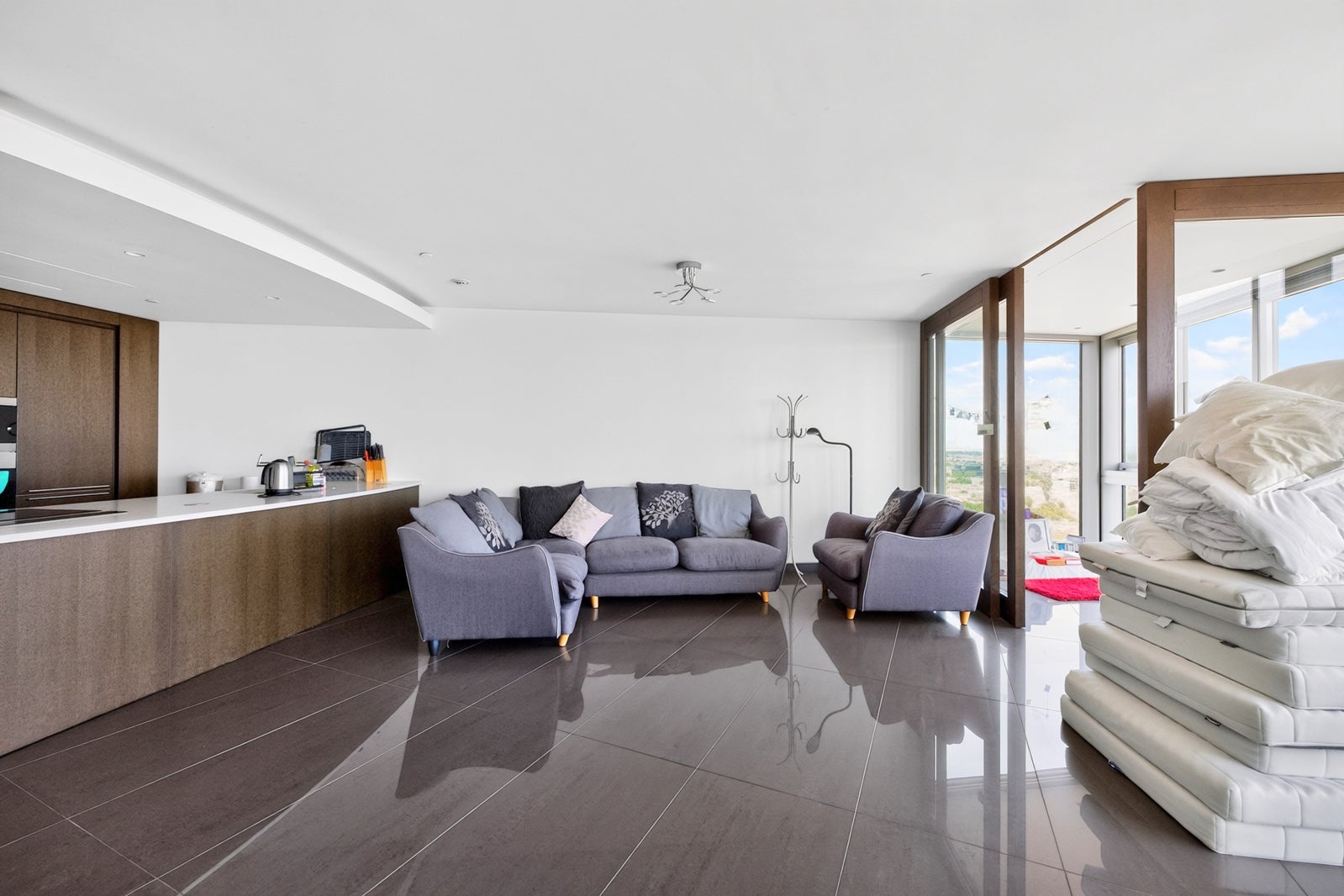 Flat Nine Elms Lane in Greater London