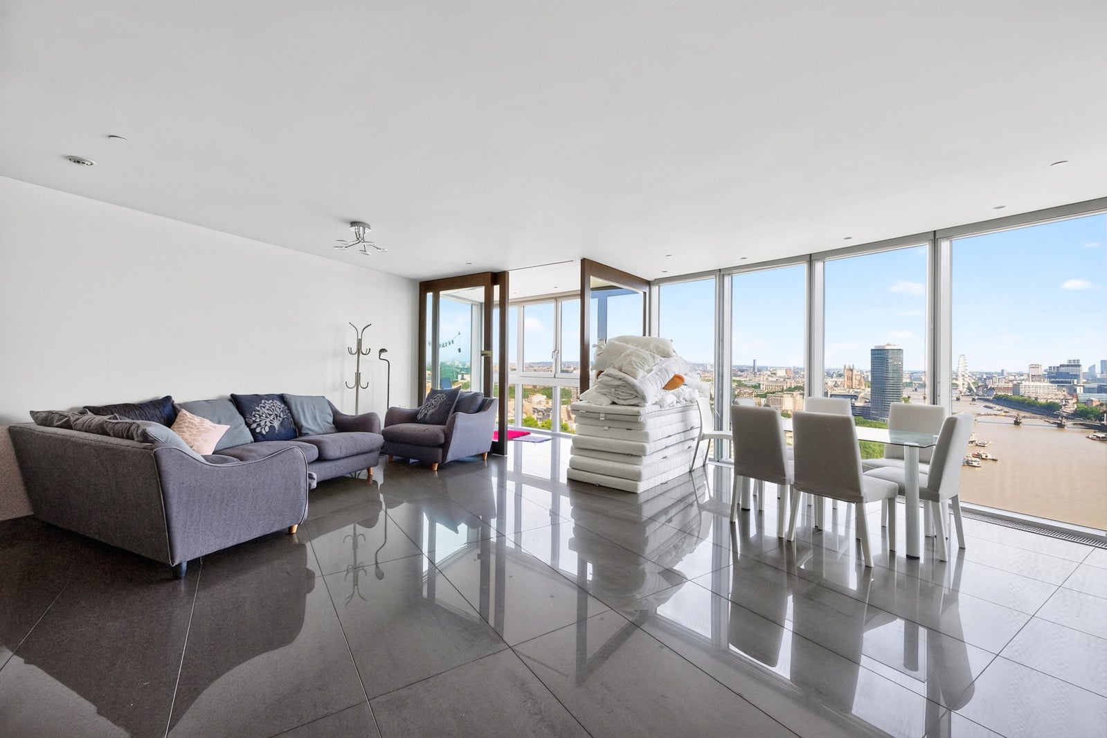 Flat Nine Elms Lane in Greater London