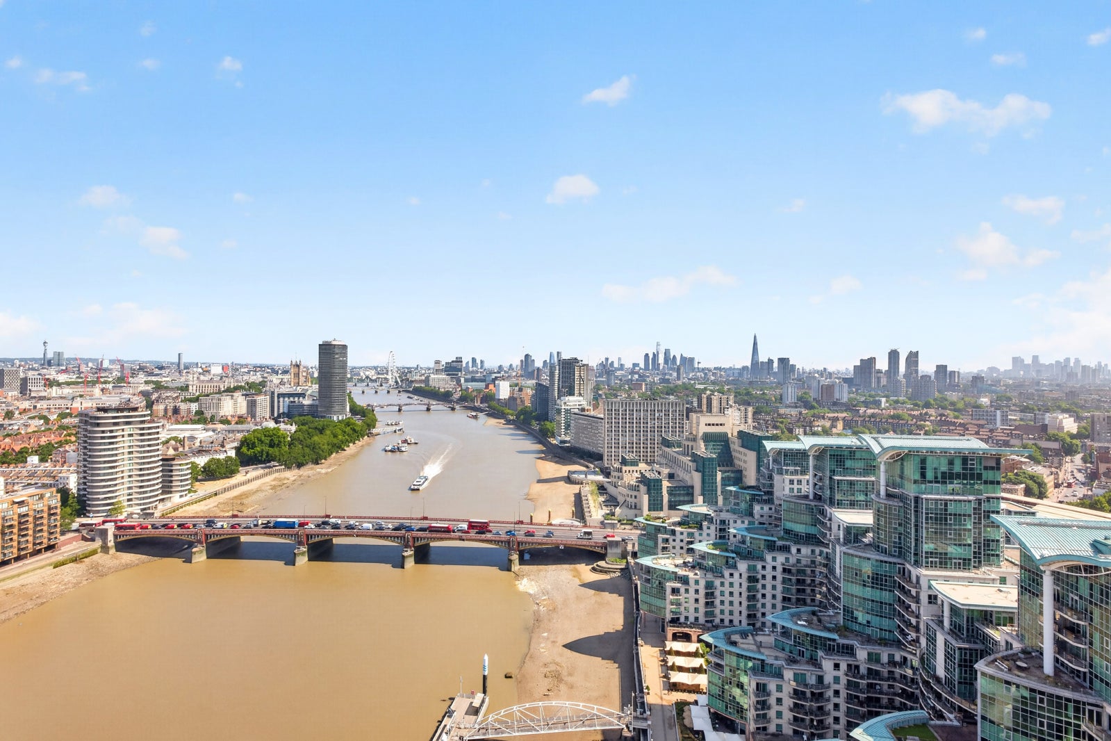 Flat Nine Elms Lane in Greater London