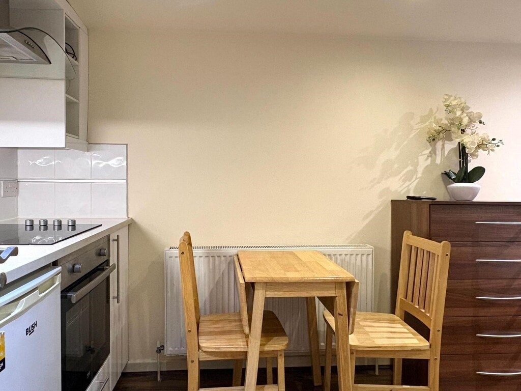 Flat Cranhurst Road in Greater London