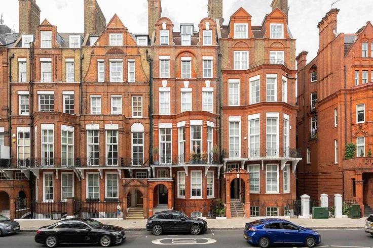 Flat Pont Street in Greater London