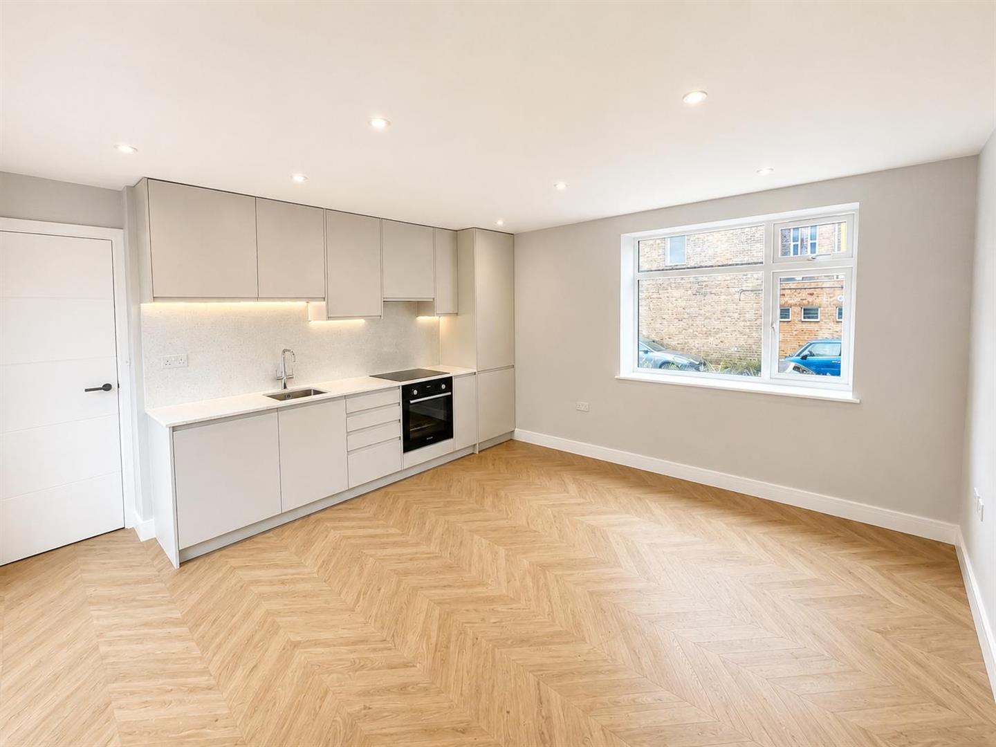 Flat Halons Road in Greater London