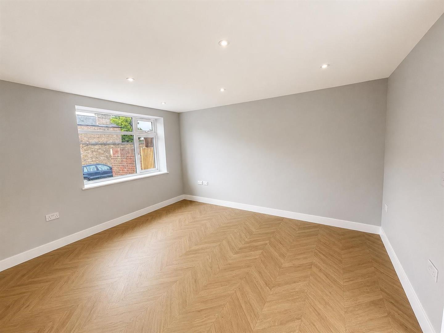 Flat Halons Road in Greater London
