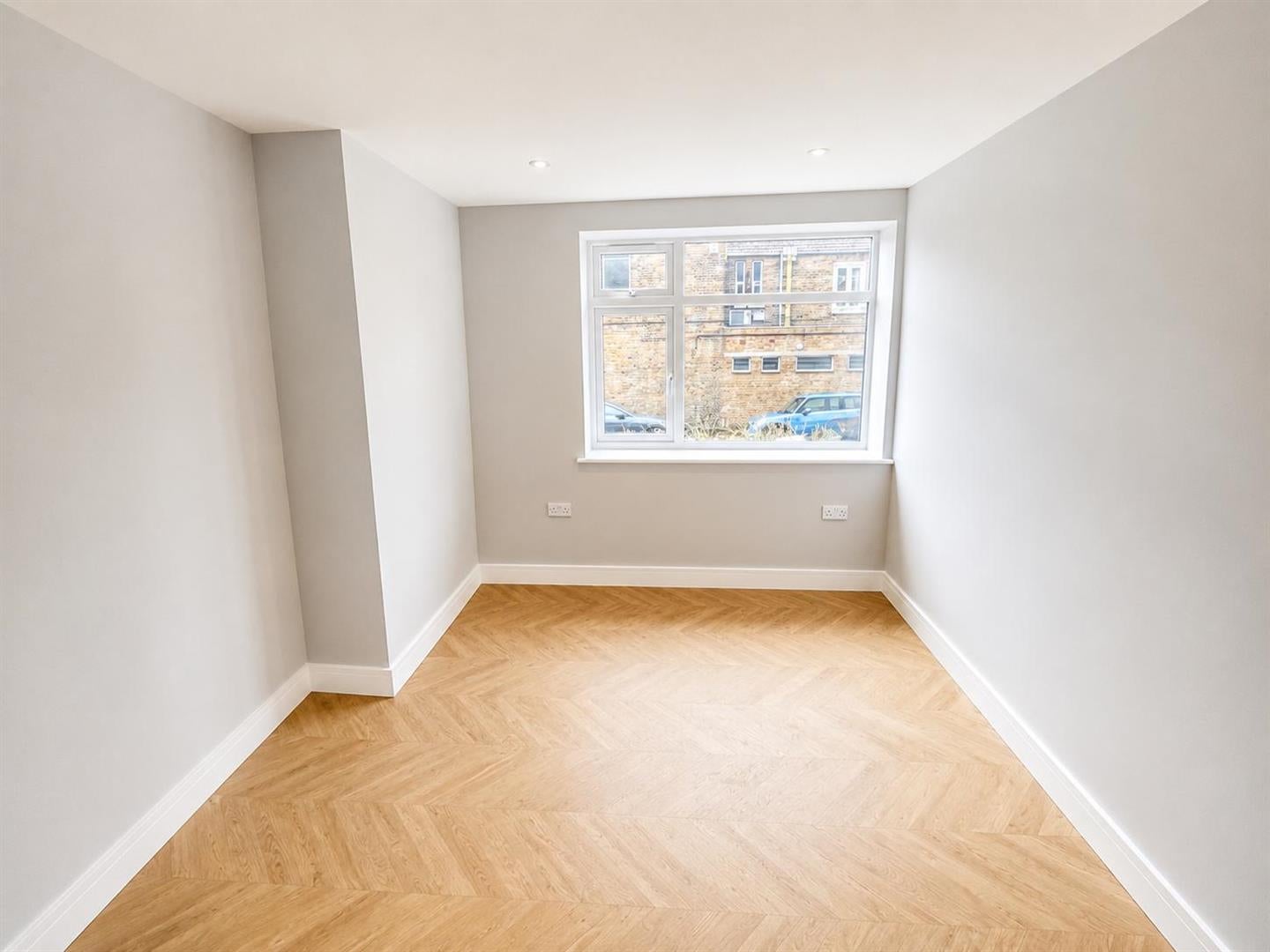 Flat Halons Road in Greater London