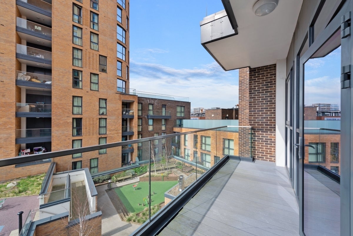 Flat Montrose Crescent in Greater London
