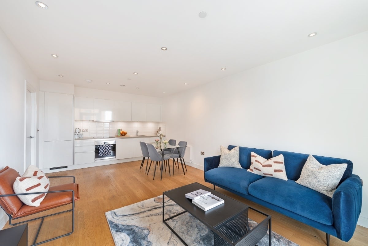 Flat Montrose Crescent in Greater London