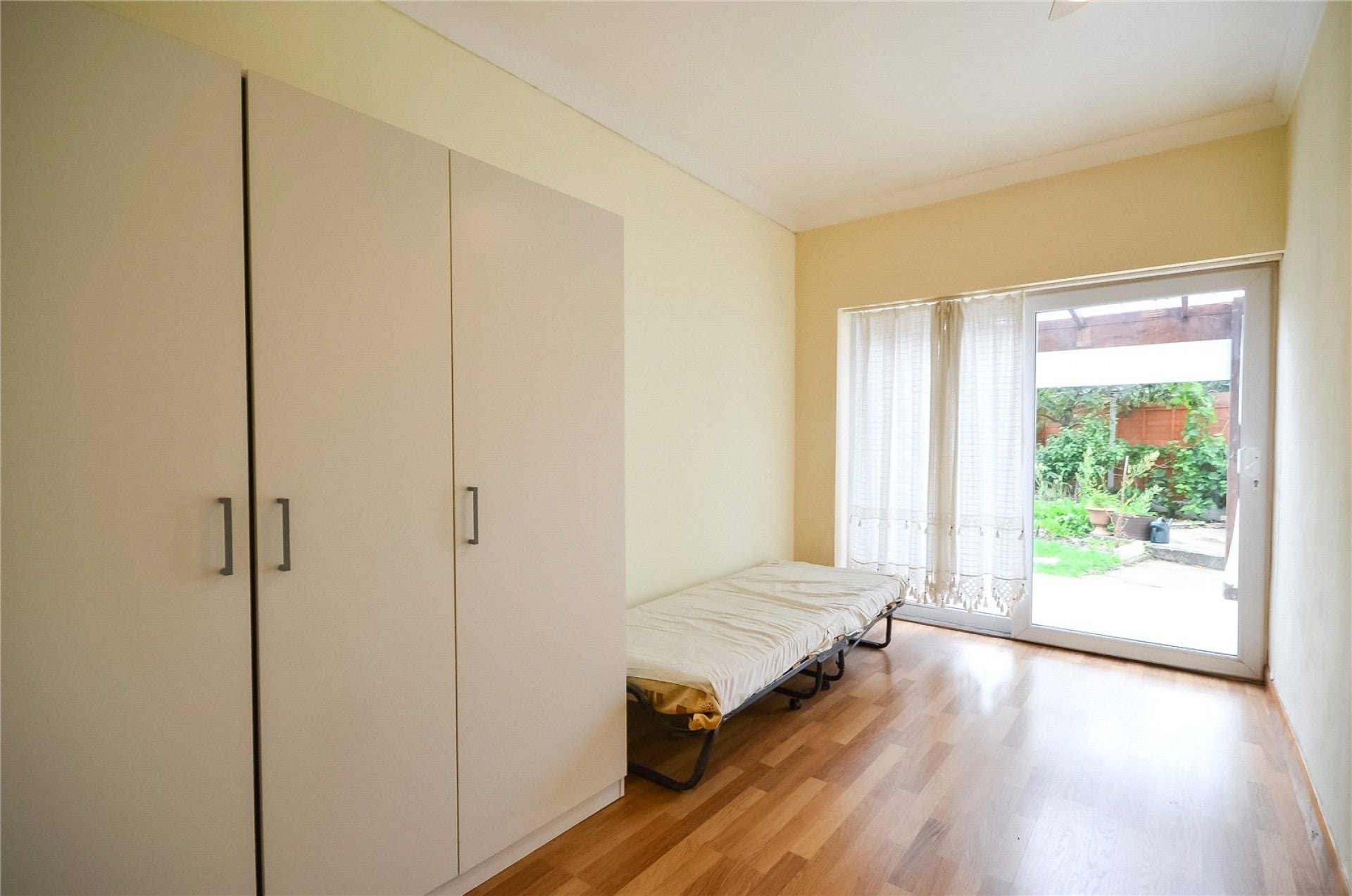 Flat Daphne Gardens in Greater London