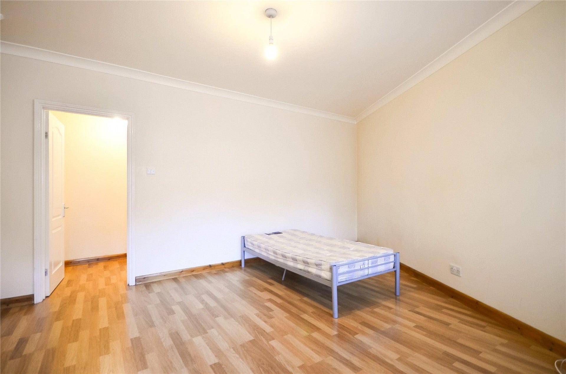 Flat Daphne Gardens in Greater London