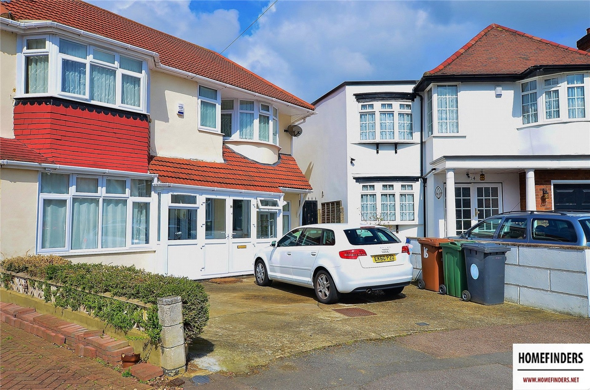 Flat Daphne Gardens in Greater London