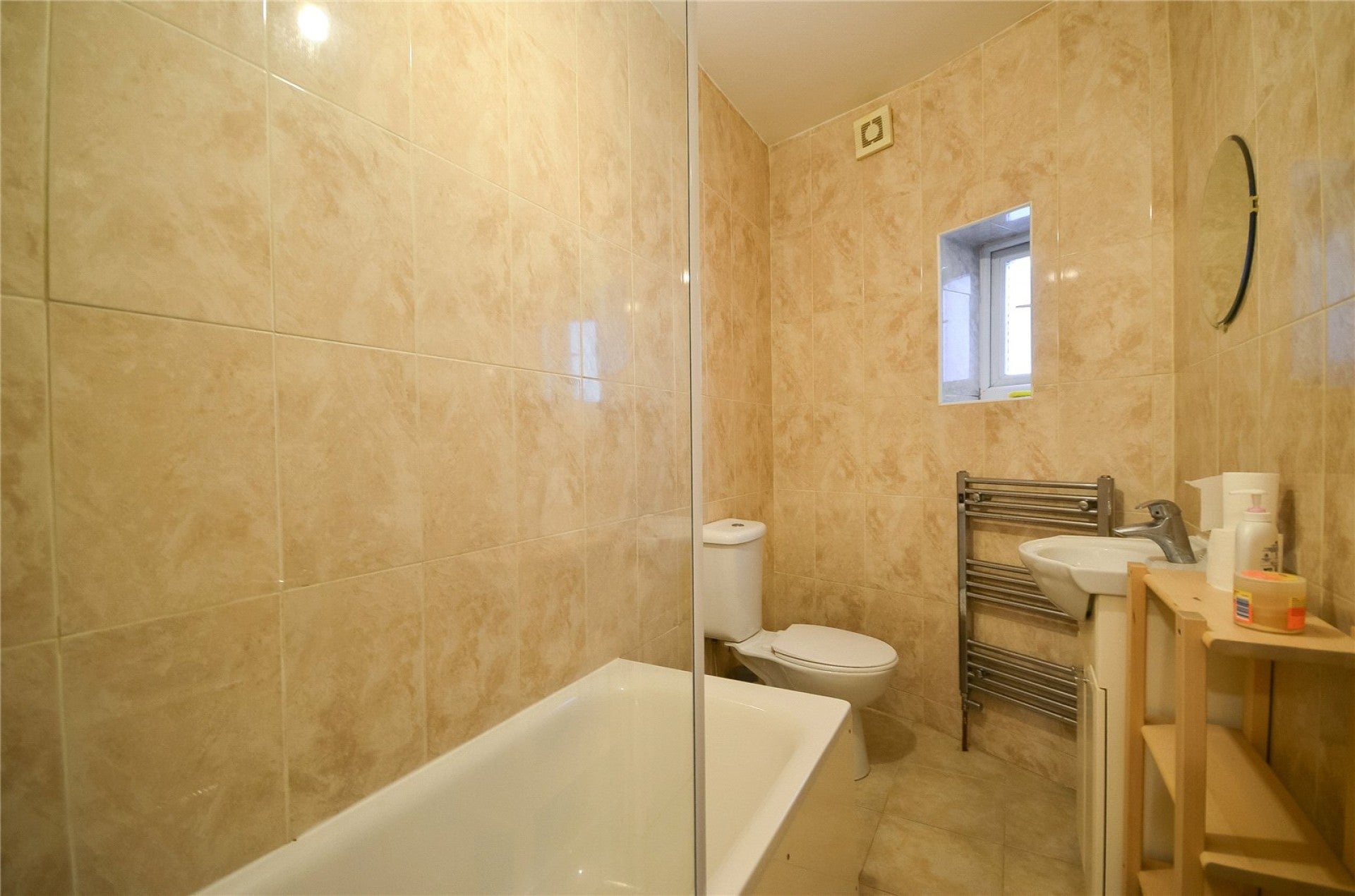 Flat Daphne Gardens in Greater London