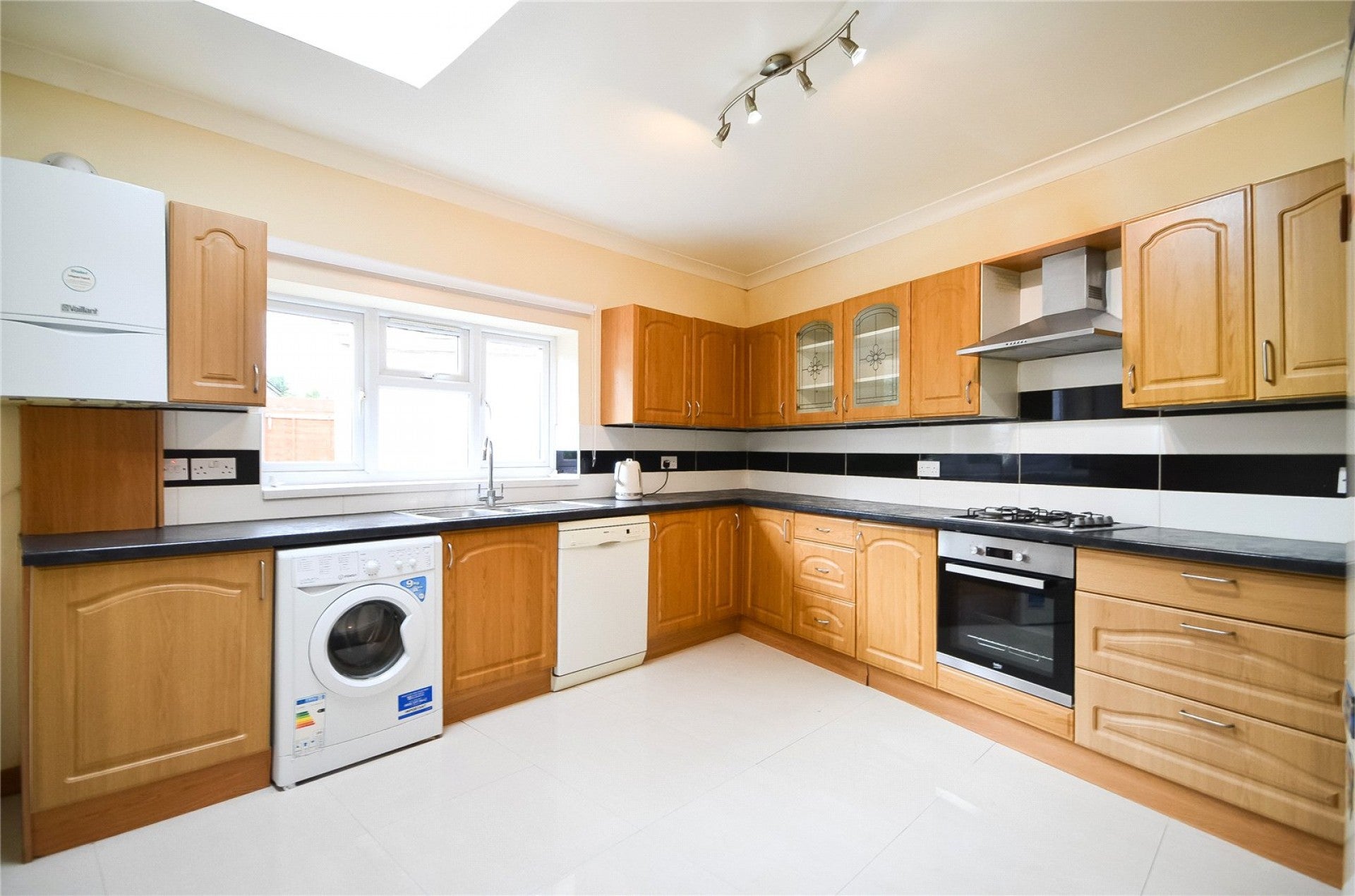 Flat Daphne Gardens in Greater London