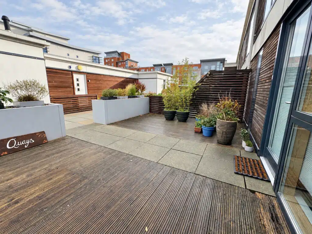Flat Garden Quays in Poole