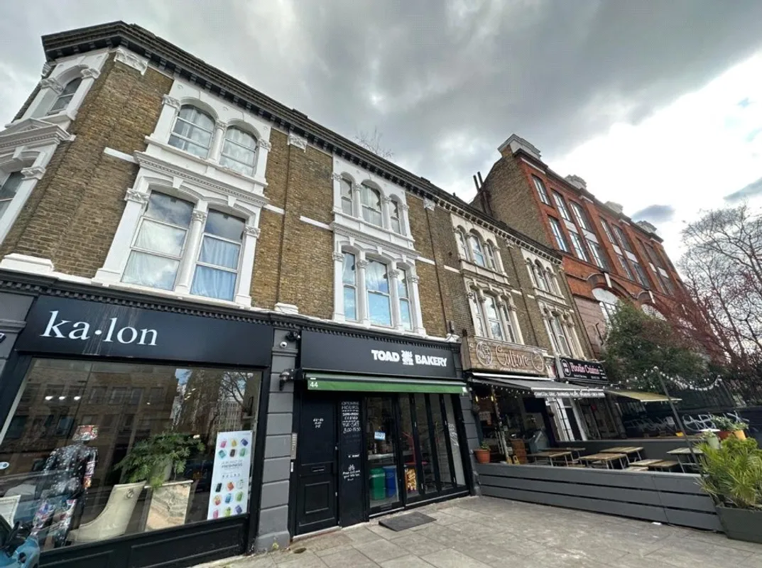 Flat Peckham Road in Greater London