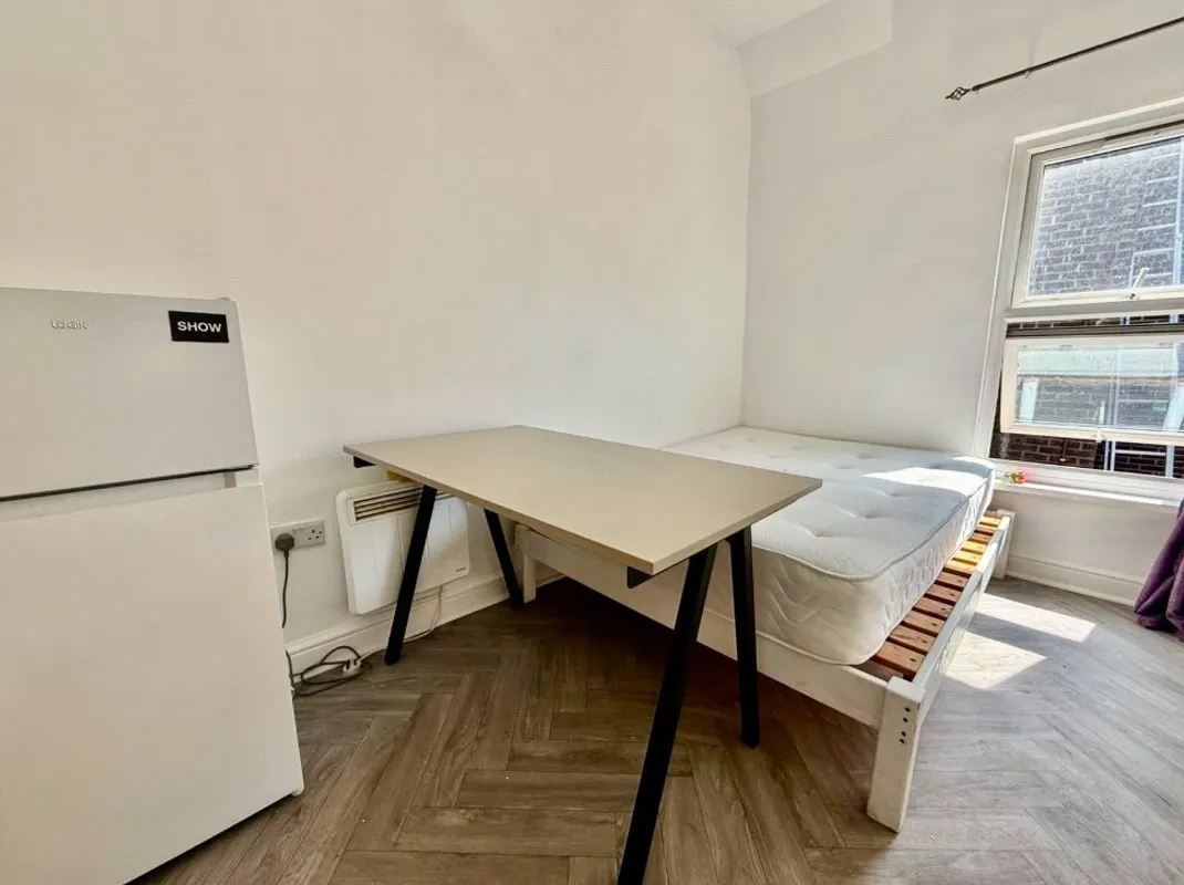 Flat Peckham Road in Greater London