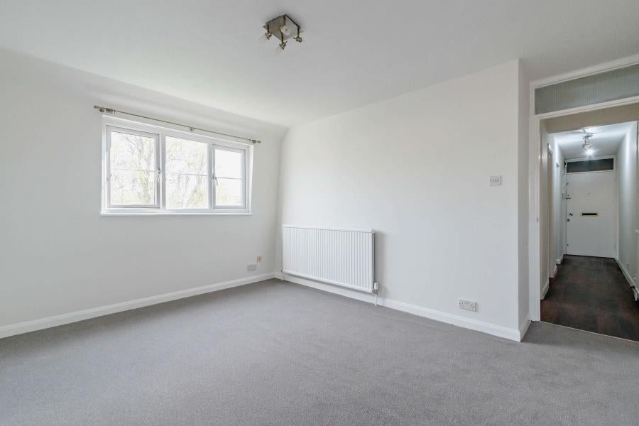 Flat Woodside Road in Amersham