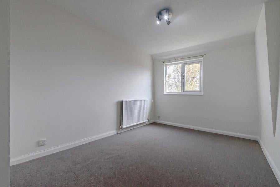 Flat Woodside Road in Amersham