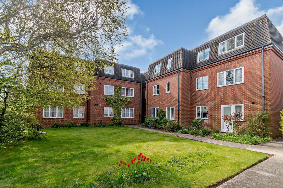 Flat Woodside Road in Amersham