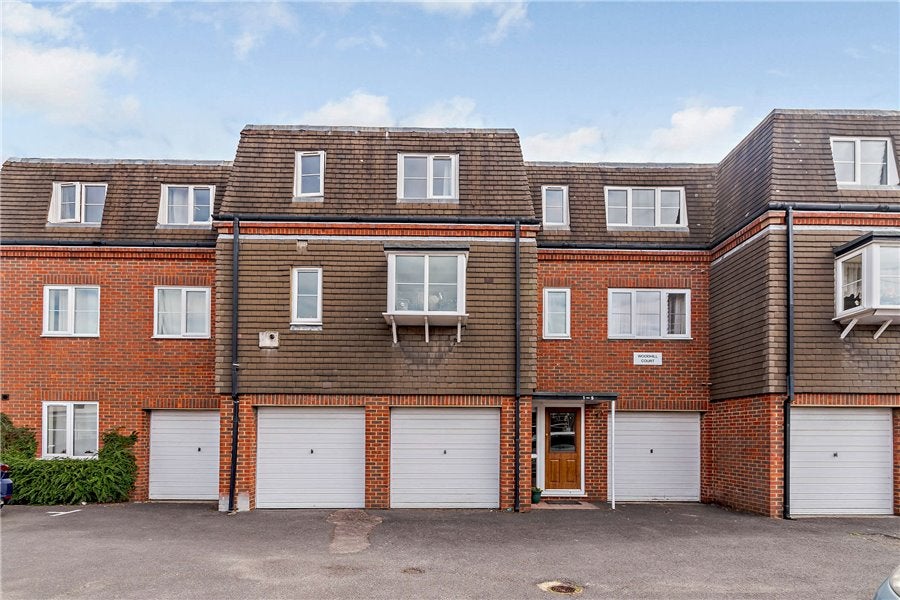 Flat Woodside Road in Amersham