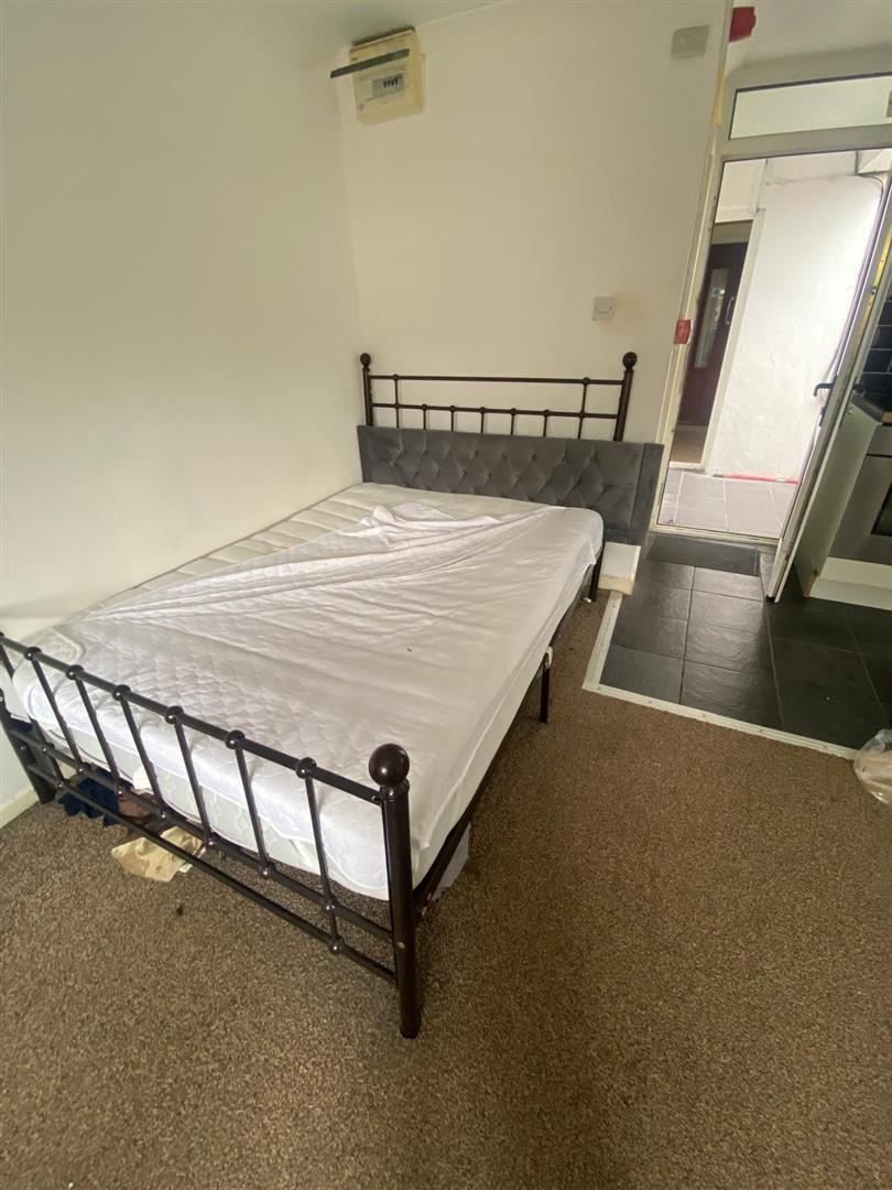 Flat Broadway in Pontypridd