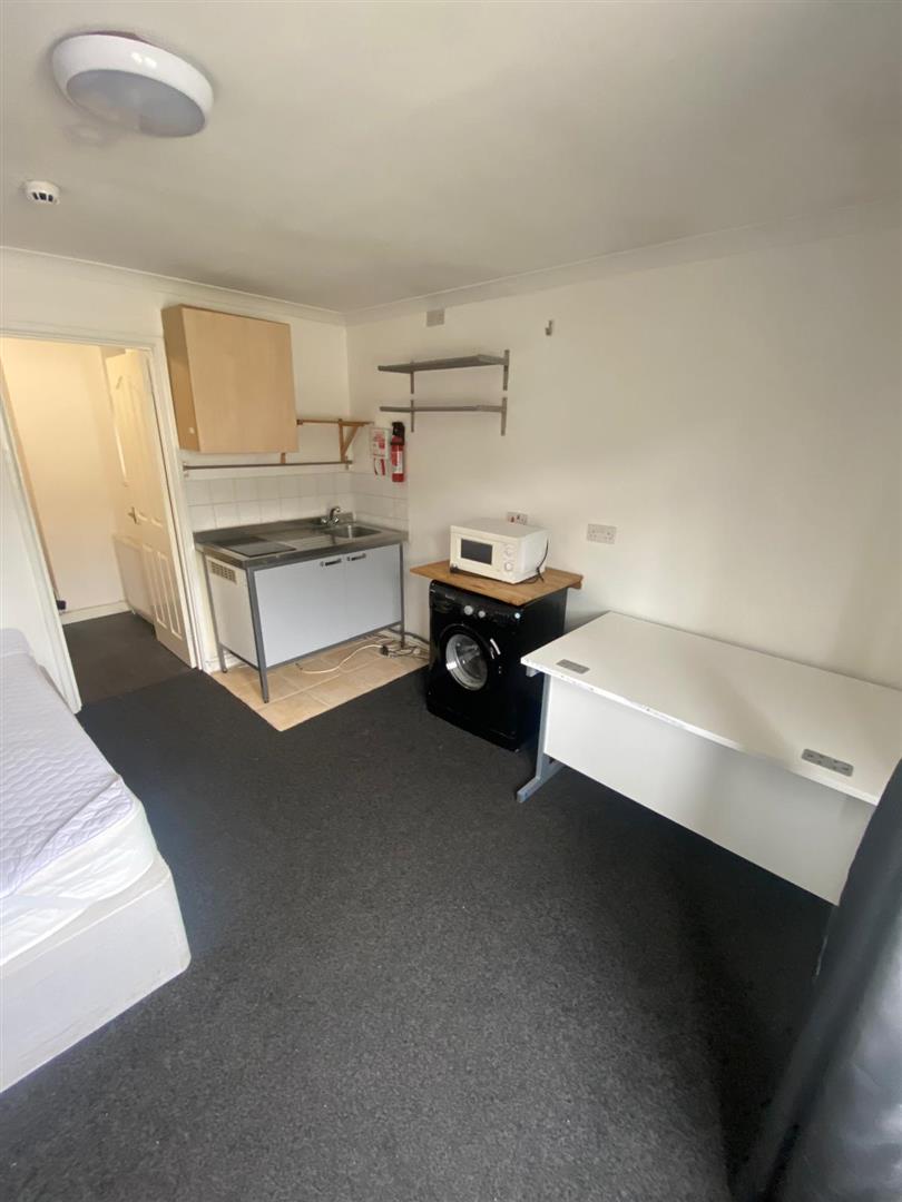 Flat Broadway in Pontypridd