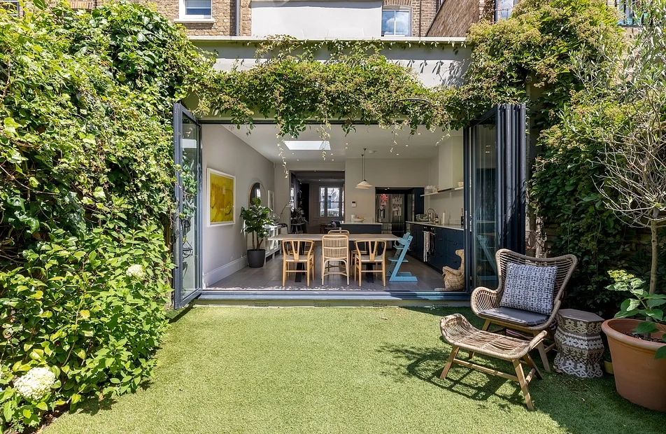 Flat Courtnell Street in City of Westminster