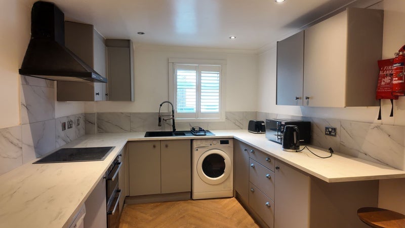 Room Kneller Road in Greater London