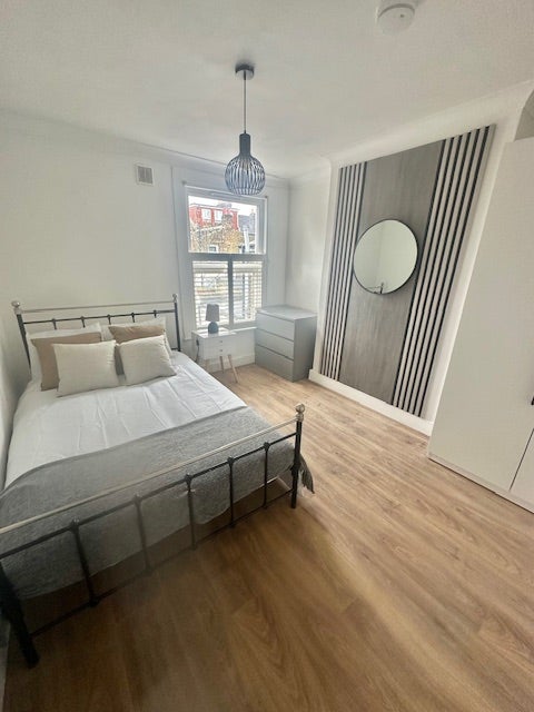 Room Kneller Road in Greater London
