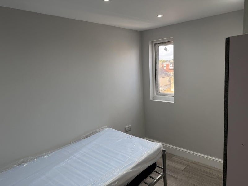Room Shaftesbury Road in Greater London