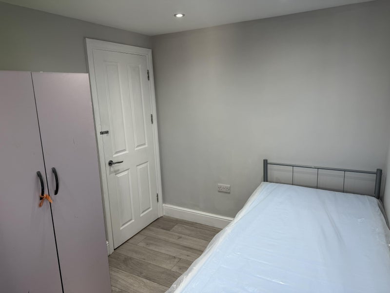 Room Shaftesbury Road in Greater London