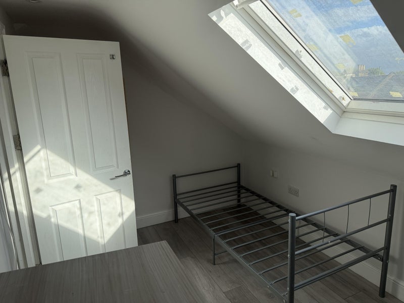 Room Shaftesbury Road in Greater London