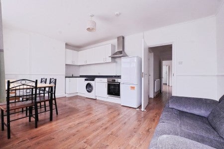 Flat Ripley Road in Greater London