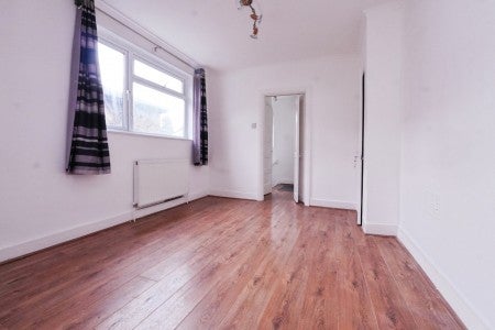 Flat Ripley Road in Greater London