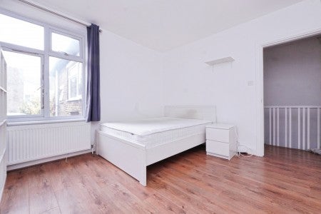 Flat Ripley Road in Greater London