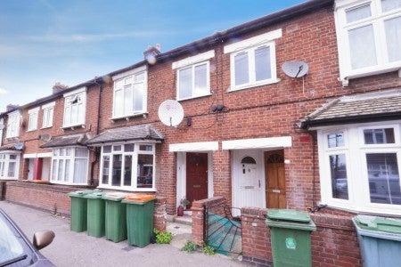 Flat Ripley Road in Greater London
