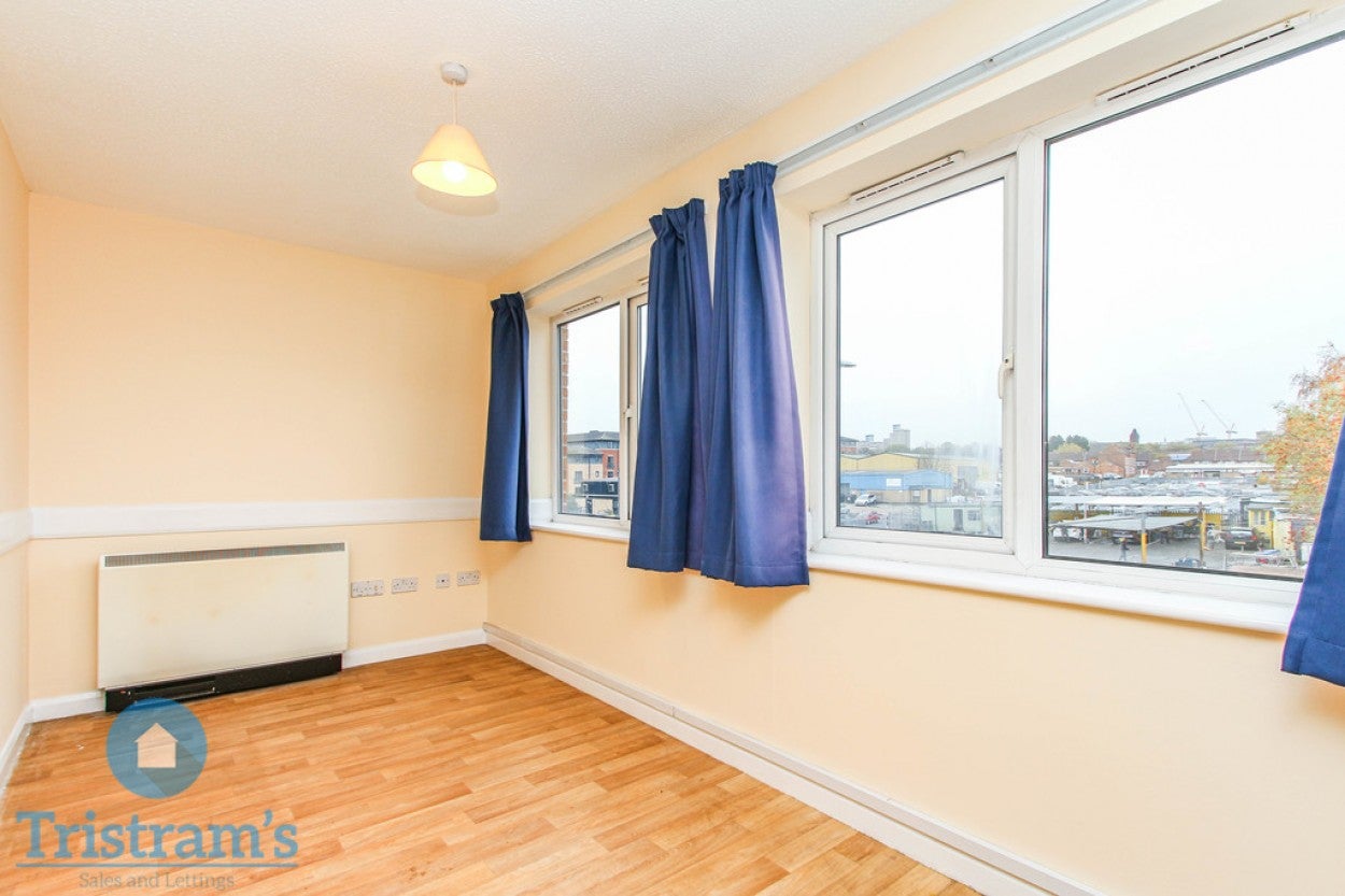 Flat Hawton Crescent in Nottingham