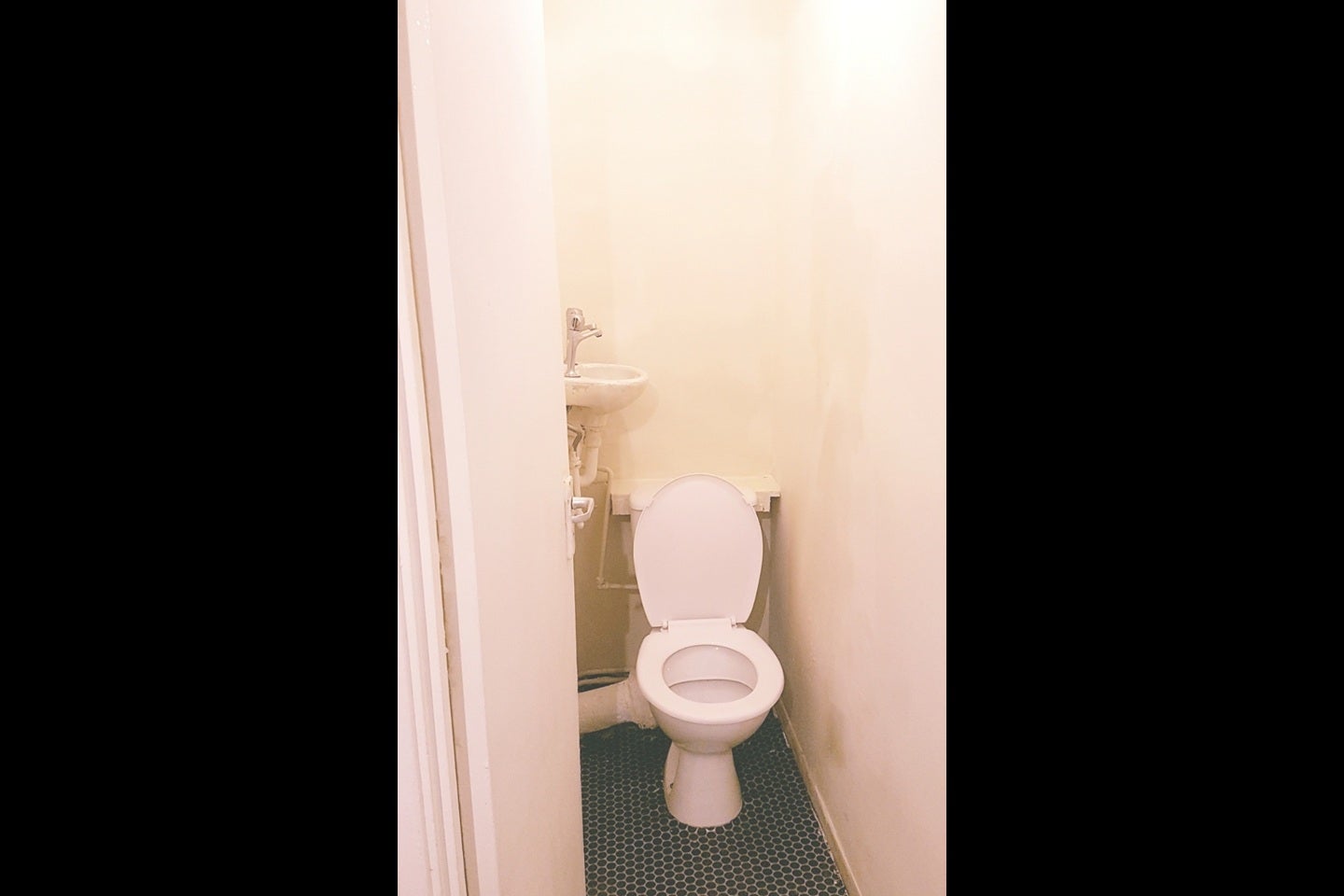 Room Manchester Road in Greater London
