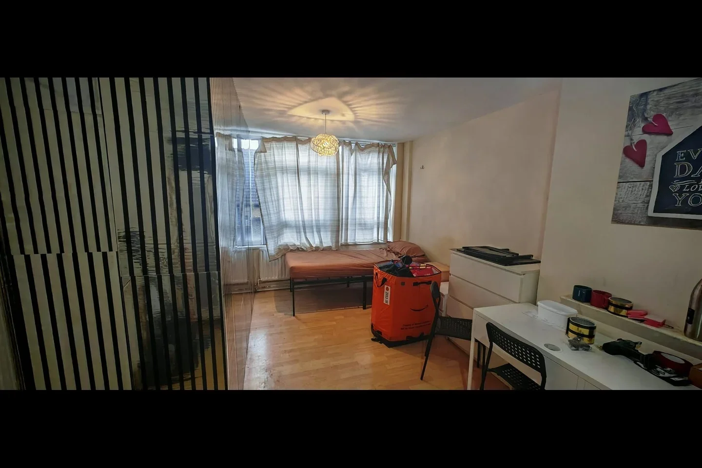 Room Manchester Road in Greater London