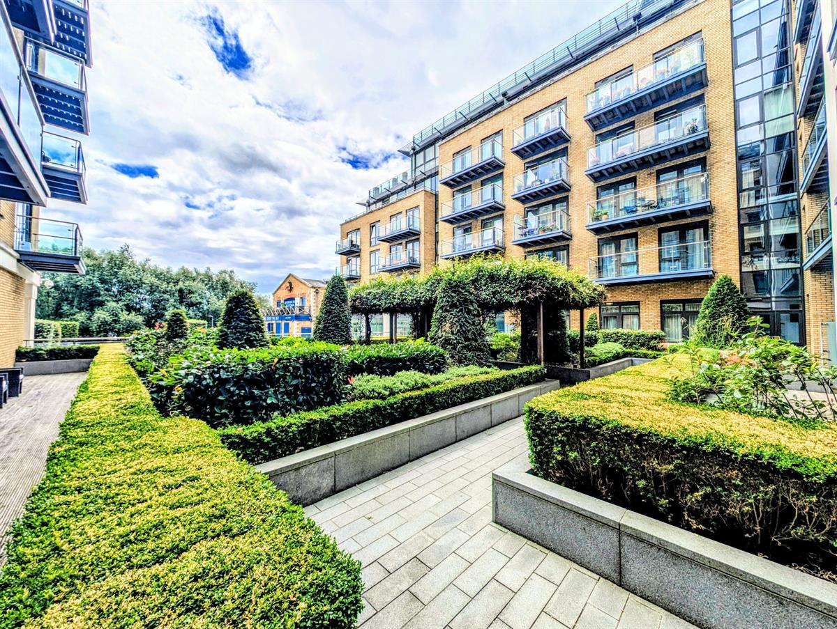 Flat Kew Bridge Road in Greater London