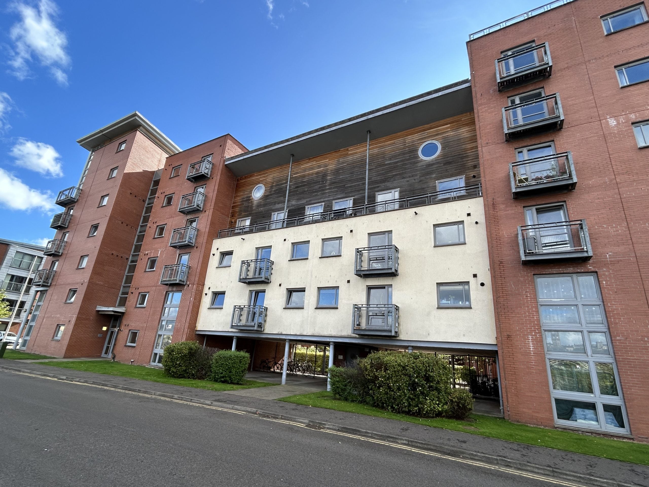 Flat Orchard Hill in Greater London
