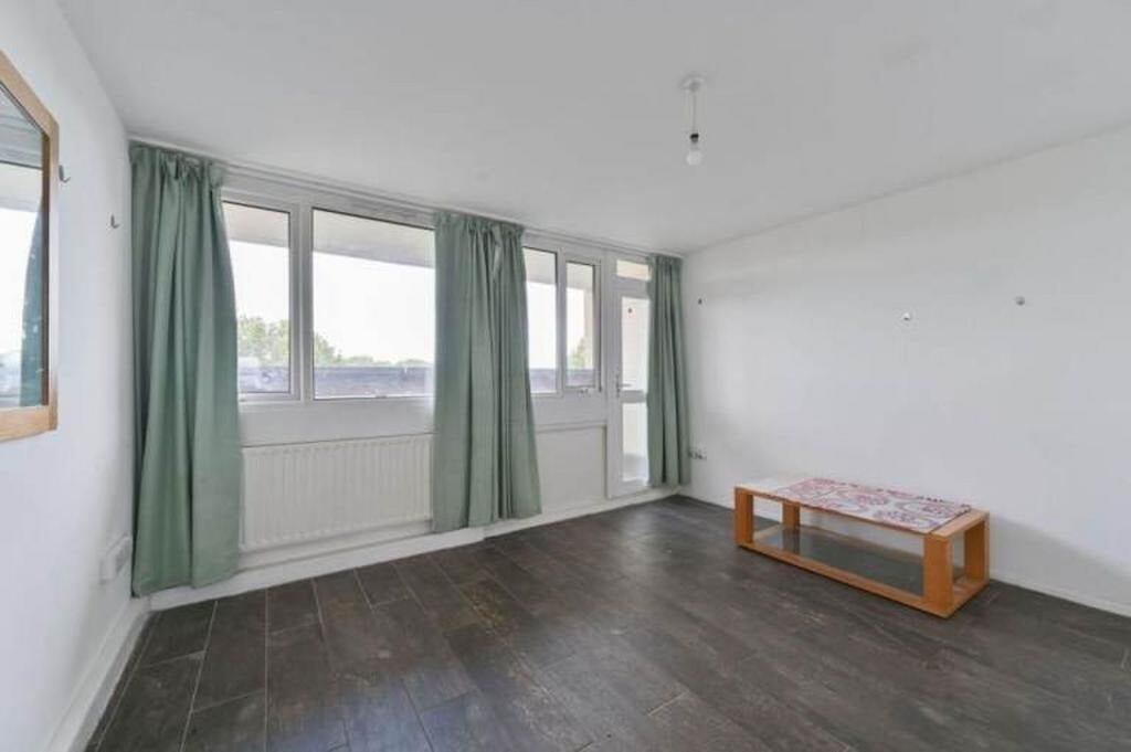 Flat Queen's Road in Greater London