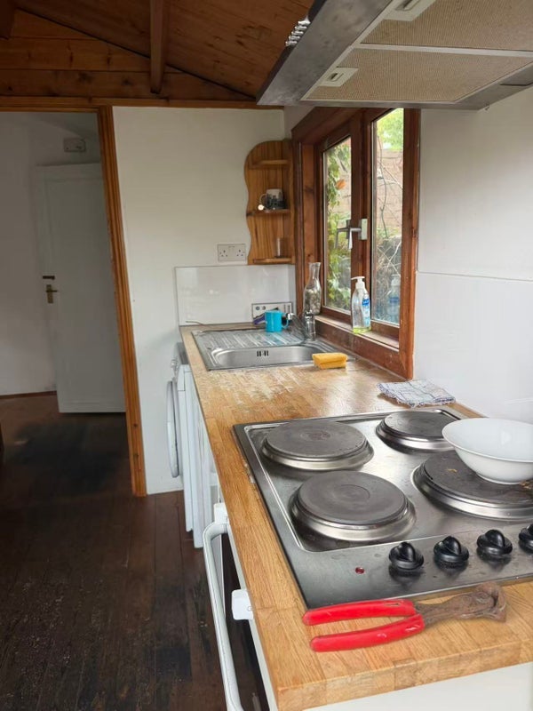 Flat Outram Road in Greater London