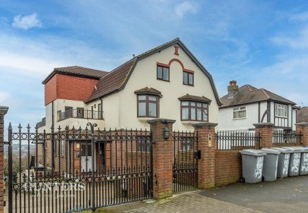 Flat Dollis Hill Avenue in Greater London